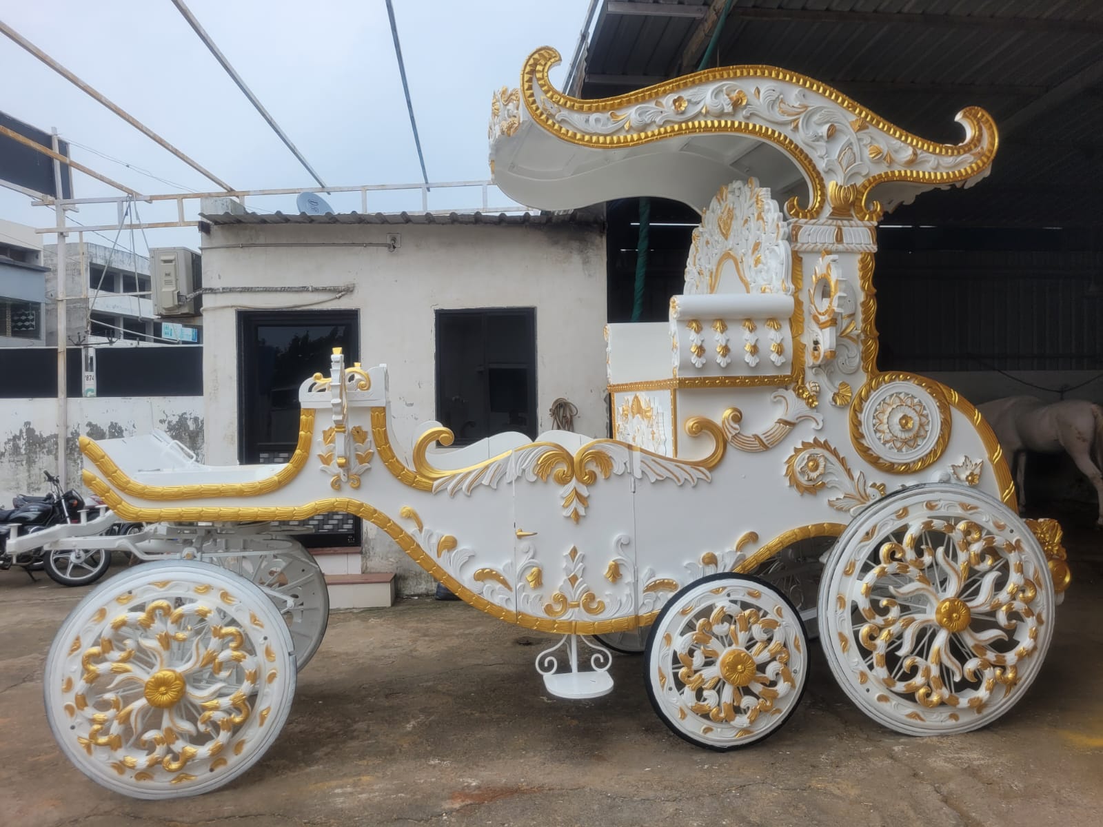 Sahi White 6 Wheel Bagi horse bagi photo 3 - Anand Gujarat